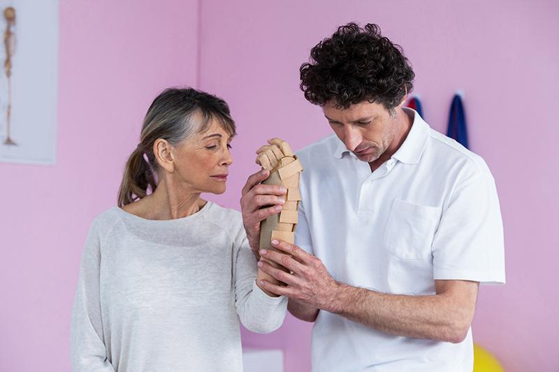 Osteoporoza łamie po cichu… Dowiedz się więcej o chorobie i jak zapobiec jej powikłaniom.